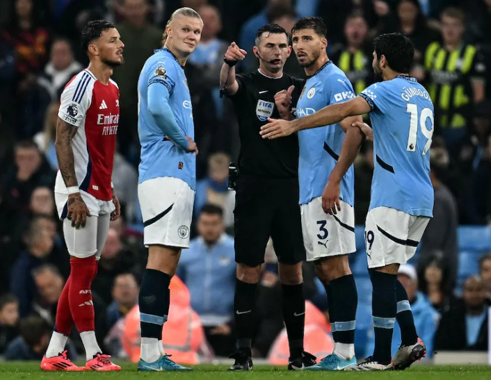 Arsenal remizoval s Manchesterem City s 10 hráči, Stones vyrovnal v nadstaveném čase